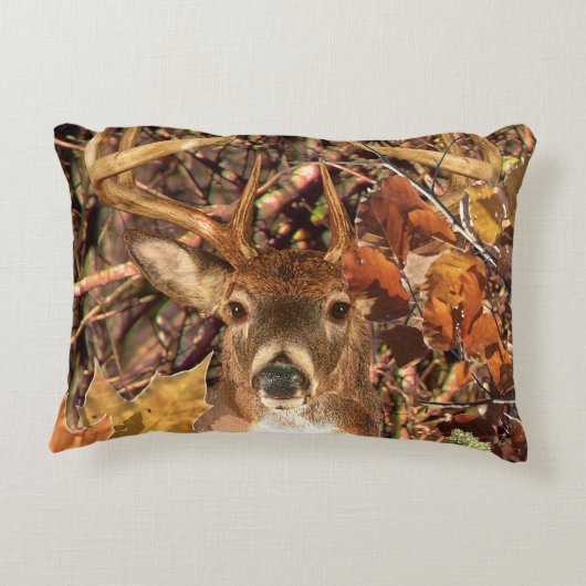 迷彩柄の白い尾シカの秋の木びき台 アクセントクッション (裏面)