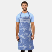 迷彩柄パーソナライズされたブルー エプロン (着用した状態)