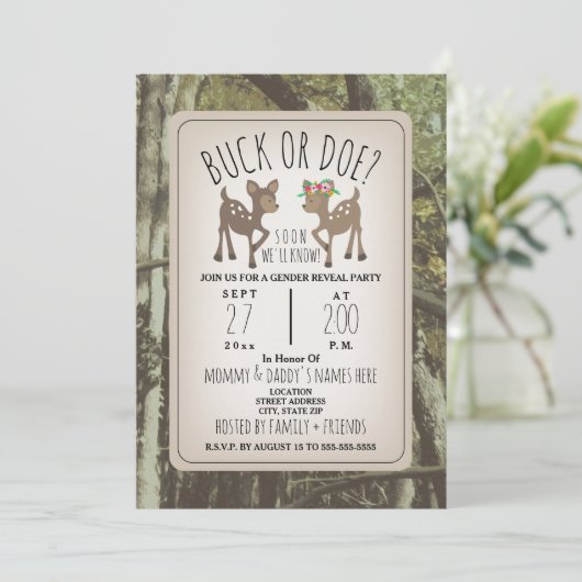 迷彩柄鹿バックまたはDoeベビー性別の表示パーティー 招待状 (スタンド正面)