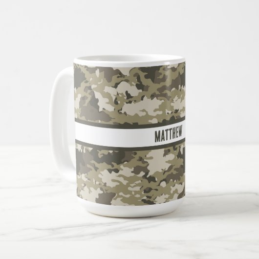 迷彩柄、カモフラージュ、ブラウンズ、グリーンパーソナライズされた コーヒーマグカップ (正面左)