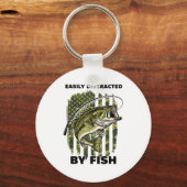迷彩B魚に簡単に気を取られる面白いアメリカの旗 キーホルダー (正面)