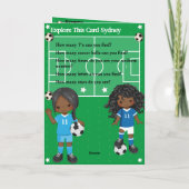 迷路でお祝い 黒い服の女の子のサッカー誕生日 カード (裏面)