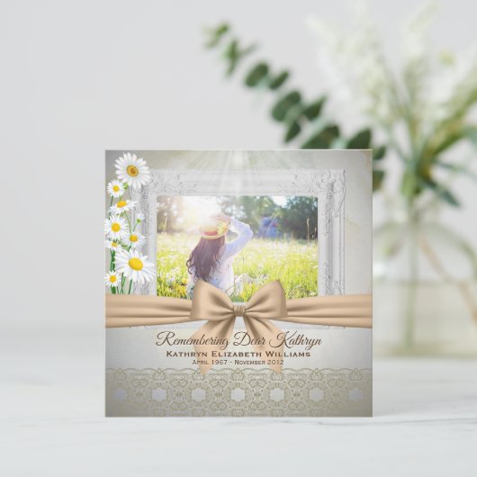 追悼式ベージュボウホワイトデイジー写真 招待状 (スタンド正面)