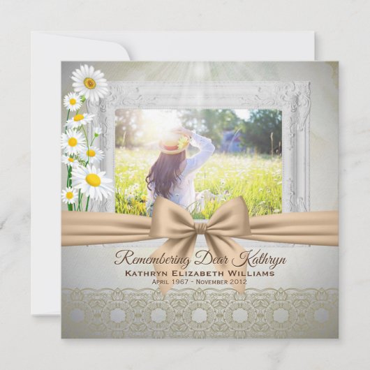 追悼式ベージュボウホワイトデイジー写真 招待状 (正面)