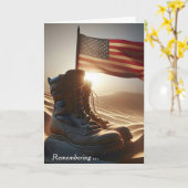 追悼記念日 戦闘ブーツと砂漠の砂の上の旗 カード (黄色い花)