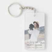 追悼記念 |愛する記憶の中で葬儀の好意 キーホルダー (正面)