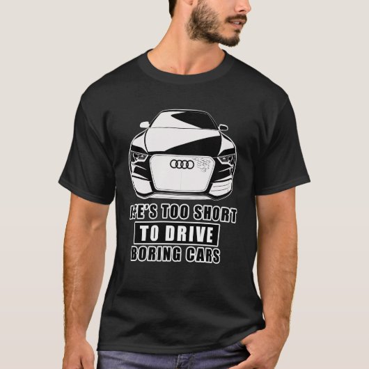 退屈な車を運転するには寿命が短すぎる – おもしろい Tシャツ (正面)