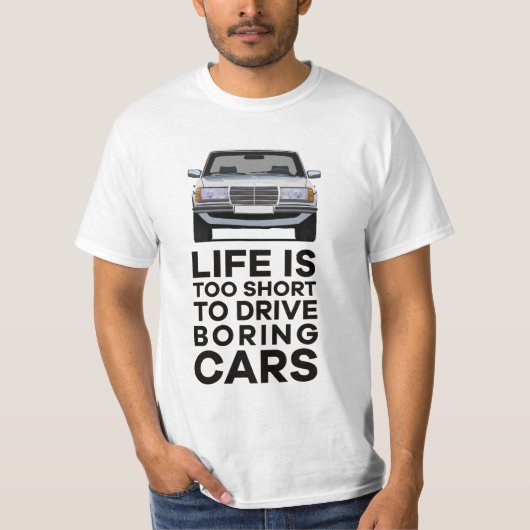 退屈な車を運転するには寿命が短すぎるMBW123 Tシャツ (正面)