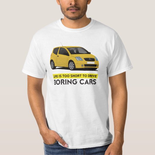 退屈な車C2を運転するには寿命が短すぎる Tシャツ (正面)