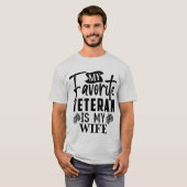 退役軍人お気に入りのは妻の軍隊夫誇りを持ったである Tシャツ (正面フル)