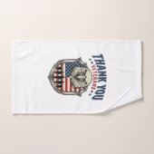 退役軍人に感謝 アメリカンイーグルシールドTシャツ_1 ハンドタオル (ハンドタオル)