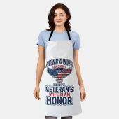 退役軍人の妻の名誉愛国ワシTシャツ エプロン (着用した状態)