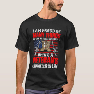 退役軍人の娘であることを誇りに思います Tシャツ