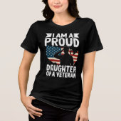 退役軍人の娘であることを誇りに思う愛国的な父親を持つ娘 トライブレンドTシャツ (正面)