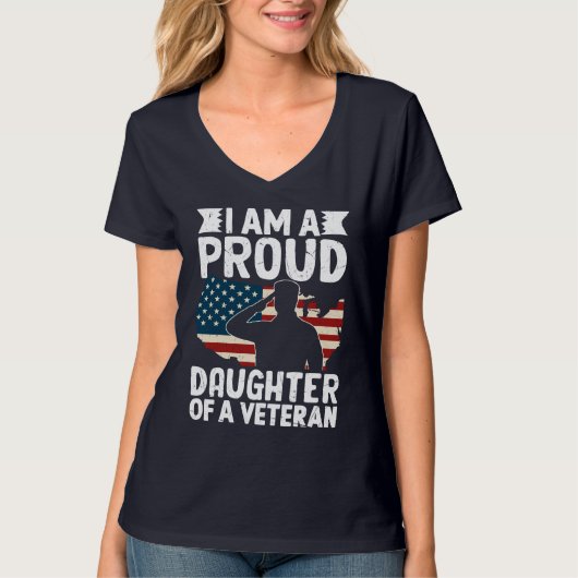 退役軍人の娘であることを誇りに思う愛国的な父親を持つ娘 Tシャツ (正面)