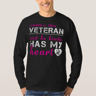 退役軍人の愛:彼は私のハートTシャツを持っている Tシャツ