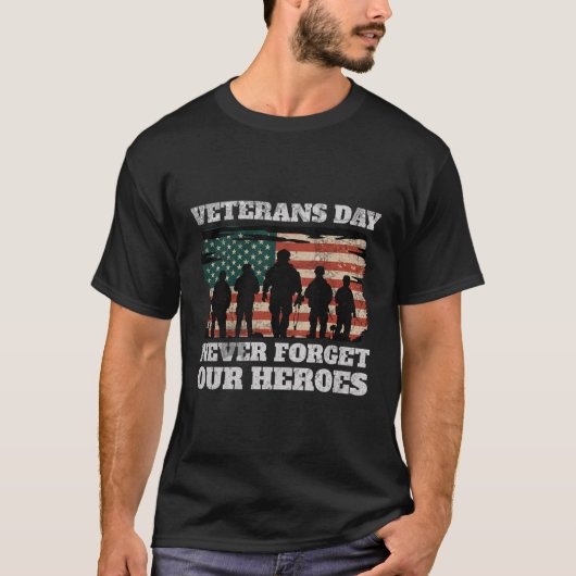 退役軍人の日忘れ決して英雄米国国旗を販売 Tシャツ (正面)
