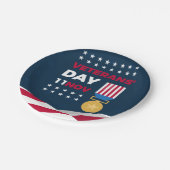 退役軍人の日 – 務めた全員を称える ペーパープレート (アングル)