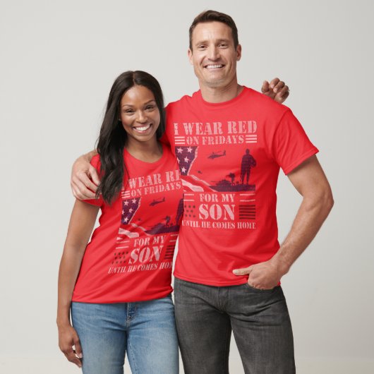 退役軍人の軍隊の息子のための金曜日の赤いワイシャツ Tシャツ (ユニセックス)