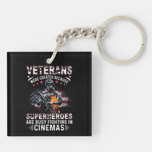 退役軍人はシネマ忙しスのスーパーヒーロー キーホルダー (裏面)