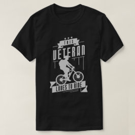 退役軍人は自転車に乗るのが好き Tシャツ