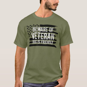 退役軍人サービス犬の用心して下さい Tシャツ