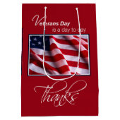 退役軍人デー赤い国感謝してい国旗 ミディアムペーパーバッグ (裏面)