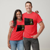 退役軍人免除国旗なびく国旗 Tシャツ (ユニセックス)