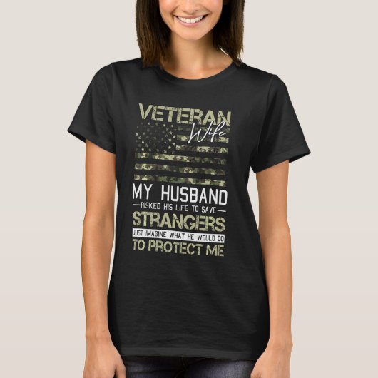 退役軍人妻退役軍人デイクール迷彩柄アメリカ国旗 Tシャツ (正面)
