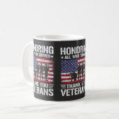 退役軍人感謝の愛国的な軍務ギフト コーヒーマグカップ (正面左)