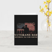 退役軍人記念日 すべての奉仕者に敬意を表す 愛国的なフラッグ カード (黄色い花)