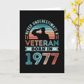 退役軍人1977 50生まれ番目の誕生日軍隊ギフト カード (黄色い花)
