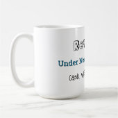 退職おもしろいジョークもはや仕事のお祝い コーヒーマグカップ (左)