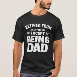 退職したけどパパの仕事は続くよ おもしろTシャツ Tシャツ
