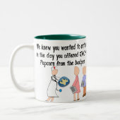 退職したなナースのストーリーアートのギフト ツートーンマグカップ (左)