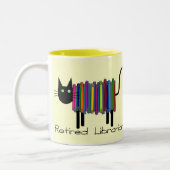 退職したな司書の本猫のギフト ツートーンマグカップ (左)