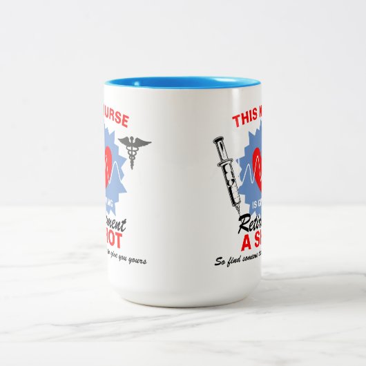 退職したナース与えの引退Aショットパおもしろいン ツートーンマグカップ (中央)