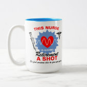 退職したナース与えの引退Aショットパおもしろいン ツートーンマグカップ (左)