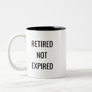 退職はしたけどまだ賞味期限は切れてないよ Funny Mug – 退職祝い ツートーンマグカップ