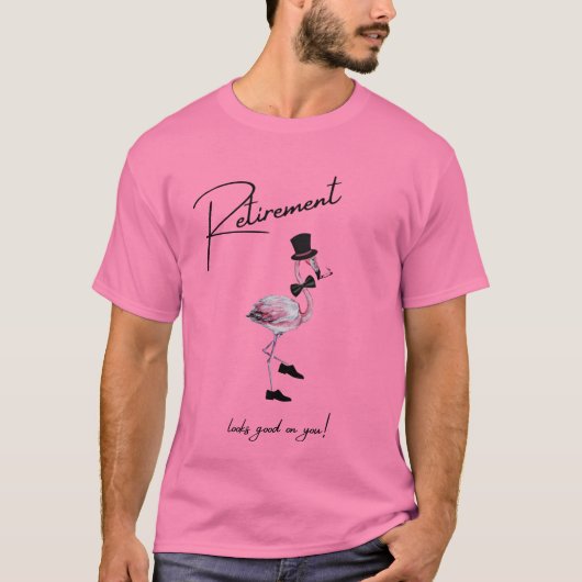 退職は似合う!ダッパーピンクフラミンゴ Tシャツ (正面)