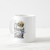 退職後の生活マグカップ – 毎日が週末 コーヒーマグカップ (正面左)