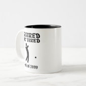 退職後の疲れていないゴルフプレーヤー ツートーンマグカップ (正面左)