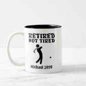 退職後の疲れていないゴルフプレーヤー ツートーンマグカップ (左)