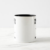 退職後の疲れていないゴルフプレーヤー ツートーンマグカップ (中央)