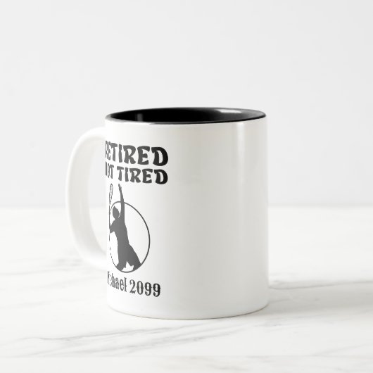 退職後の疲れていないテニス選手 ツートーンマグカップ (正面左)