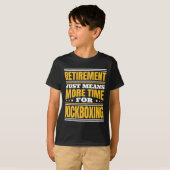退職後はキックボクシングに専念 Tシャツ (正面フル)