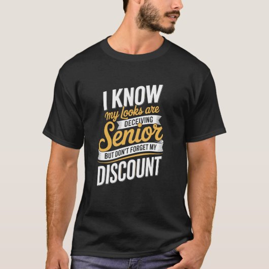 退職者シニア割引 楽しいお年寄りの名言 Tシャツ (正面)