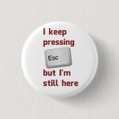 逃げ保鍵を押したが今もここにいる 缶バッジ (正面)