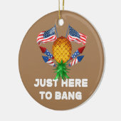 逆さまにパイナップルのスインガーここにバンに セラミックオーナメント (左)