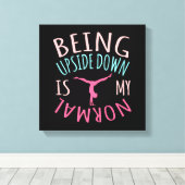 逆さまは通常の体操の体操体操である キャンバスプリント (インサイチュ (ウッドフロア))